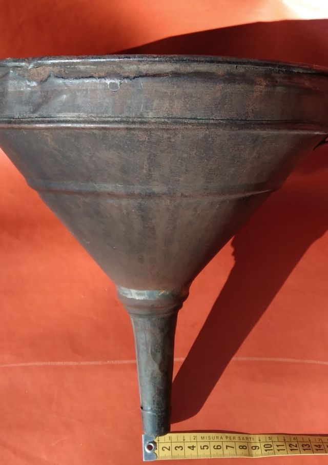 Antico imbuto grande in ferro