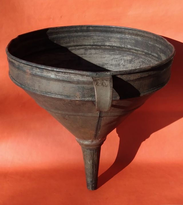Antico imbuto grande in ferro