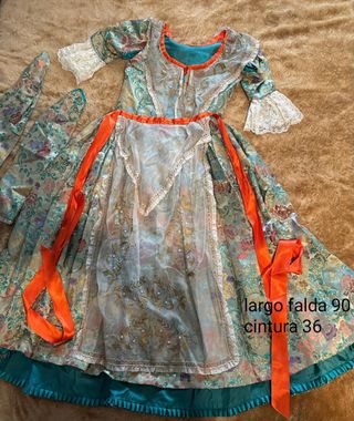 Traje fallera. Falta planchar.