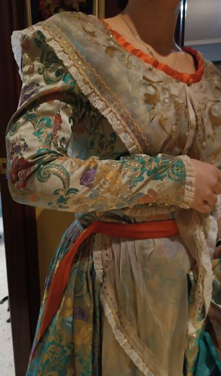 Traje fallera. Falta planchar.