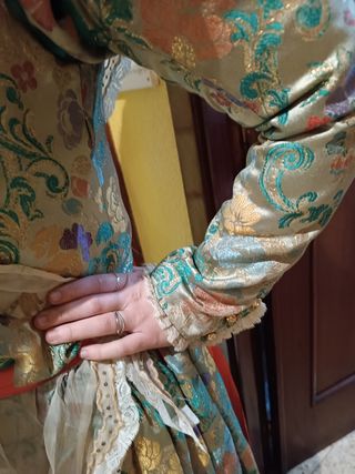 Traje fallera. Falta planchar.