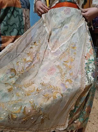Traje fallera. Falta planchar.