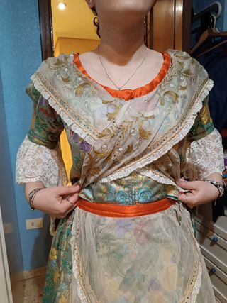Traje fallera. Falta planchar.