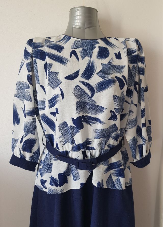 Abito blu con maniche a tre quarti