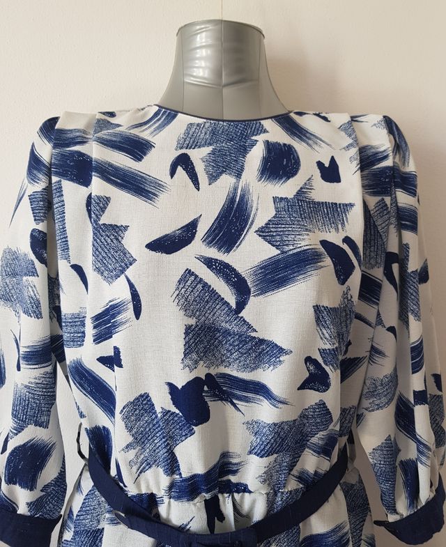 Abito blu con maniche a tre quarti