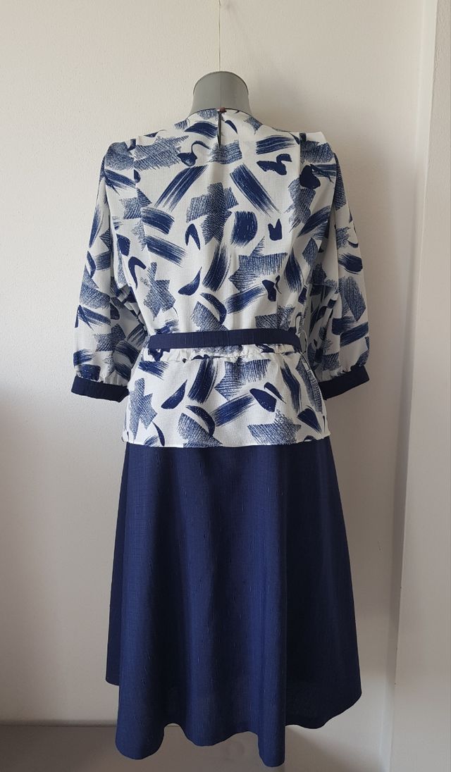 Abito blu con maniche a tre quarti