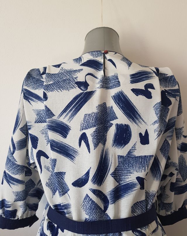 Abito blu con maniche a tre quarti