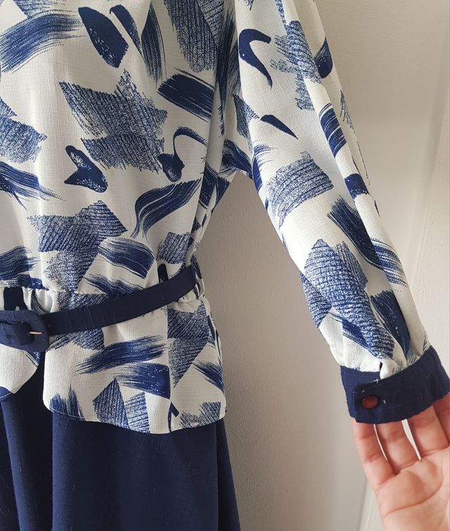 Abito blu con maniche a tre quarti