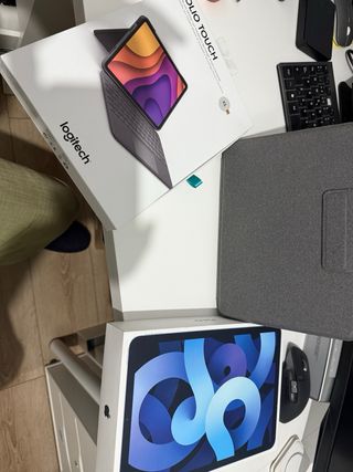 iPad Air 4 2020 wifi  256gb  sky blue  + logitech