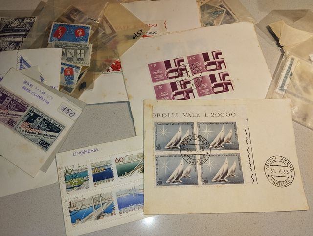 Almeno 250 Francobolli anni '65-90