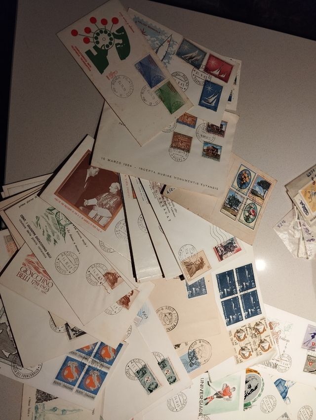 Almeno 250 Francobolli anni '65-90