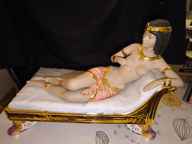 FIGURA CLEOPATRA TUMBADA