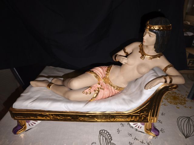 FIGURA CLEOPATRA TUMBADA