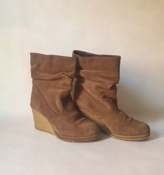 Botas cuña serraje