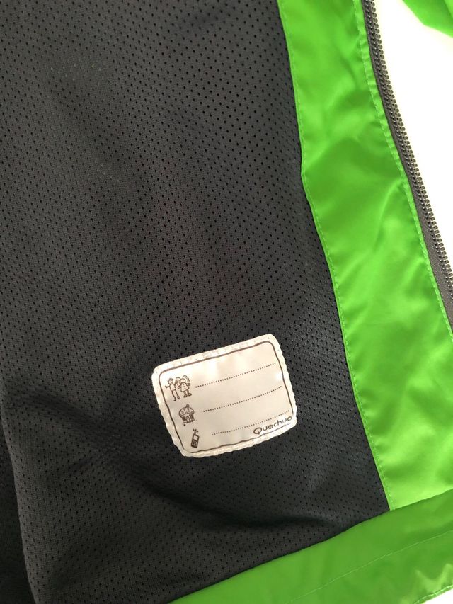 Chubasquero COMO NUEVO verde 14 años Quechua