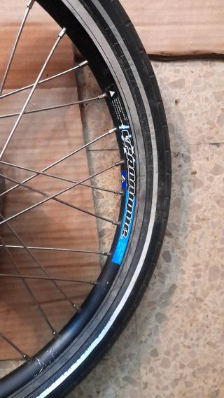 Viendo dos ruedas de bicicleta con motor