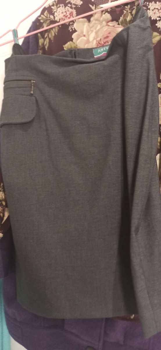 Traje gris de falda y americana