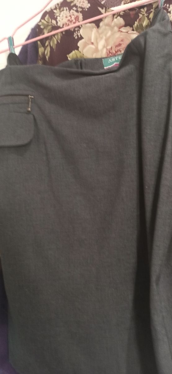 Traje gris de falda y americana