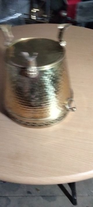 Se vende macetero latón