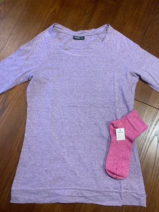 Camiseta lila  y calcetines 