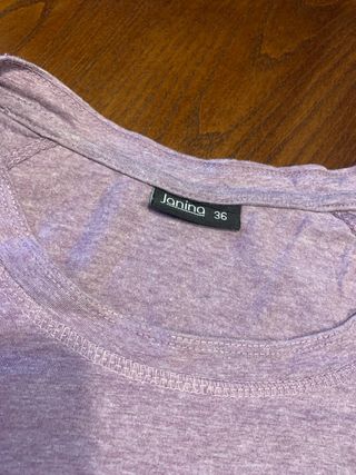 Camiseta lila  y calcetines 
