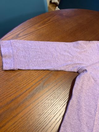 Camiseta lila  y calcetines 