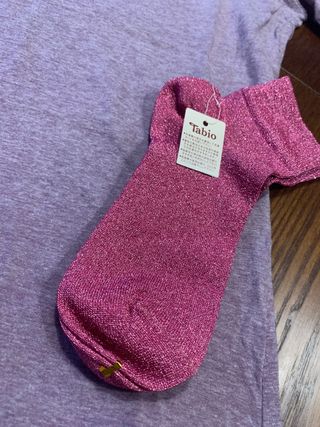 Camiseta lila  y calcetines 