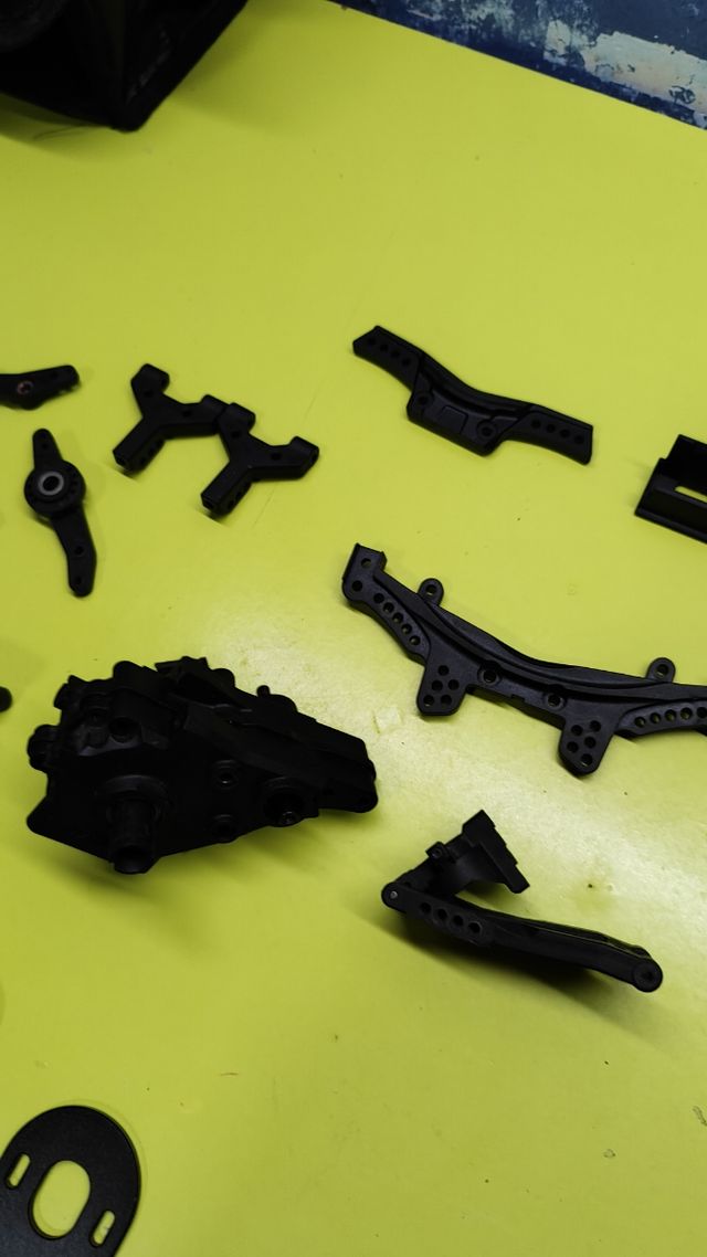 Piezas varias Yokomo y MST 