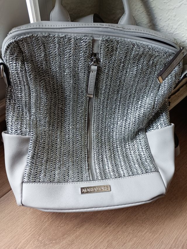 Mochila gris plata