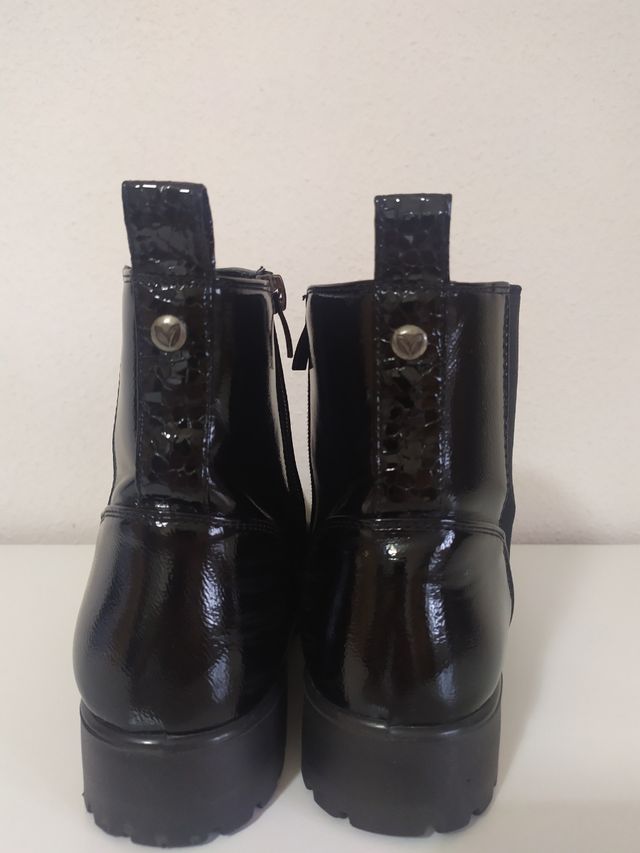 Botines negros charol