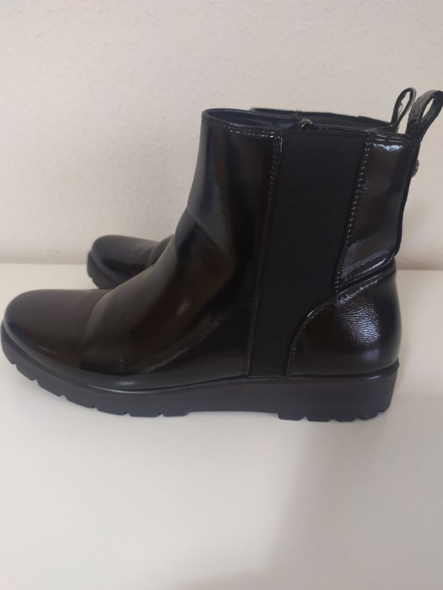 Botines negros charol