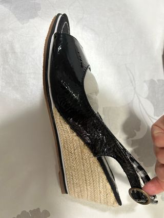 Sandalias se cuña color negro