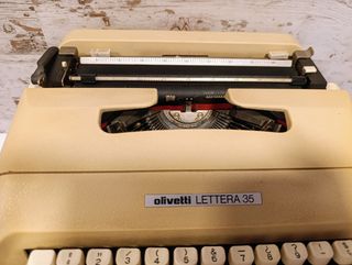 Maquina de escribir olivetti lettera 35