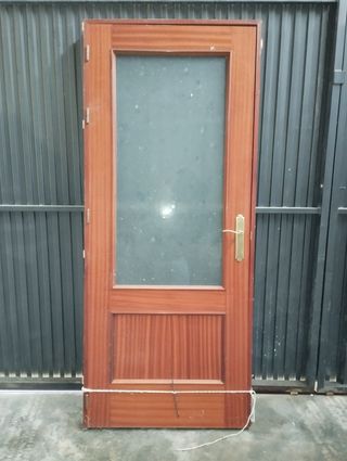 Puerta de madera con cristalera