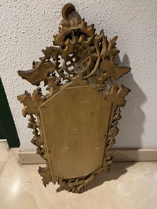 Espejo antiguo de madera con baño dorado