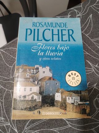 Flores bajo la lluvia