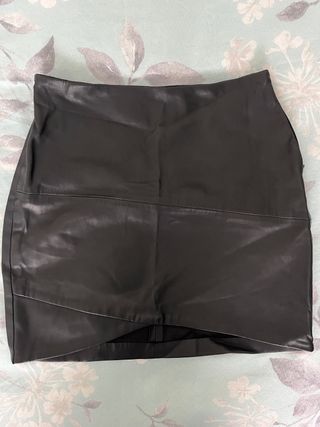 Falda efecto cuero negra