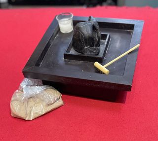 Giardino zen con fontanella e sabbia fine