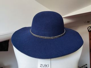 Cappello donna blu con strass. Zuiki
