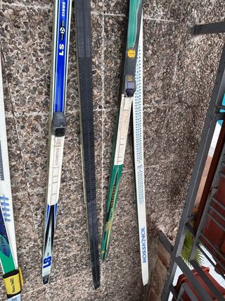 4 pares de esquís