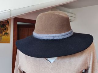 Cappello donna blu e beige. Zara