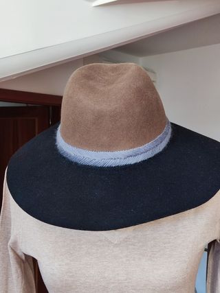 Cappello donna blu e beige. Zara