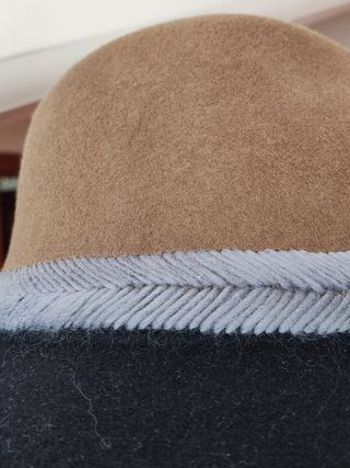 Cappello donna blu e beige. Zara