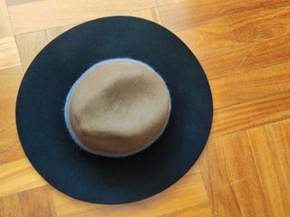 Cappello donna blu e beige. Zara