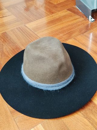 Cappello donna blu e beige. Zara