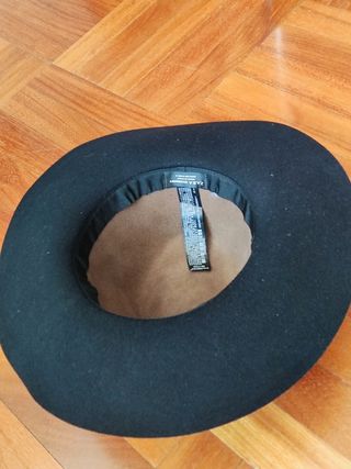 Cappello donna blu e beige. Zara