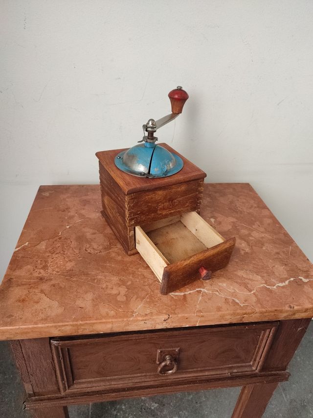 Molinillo de café antiguo