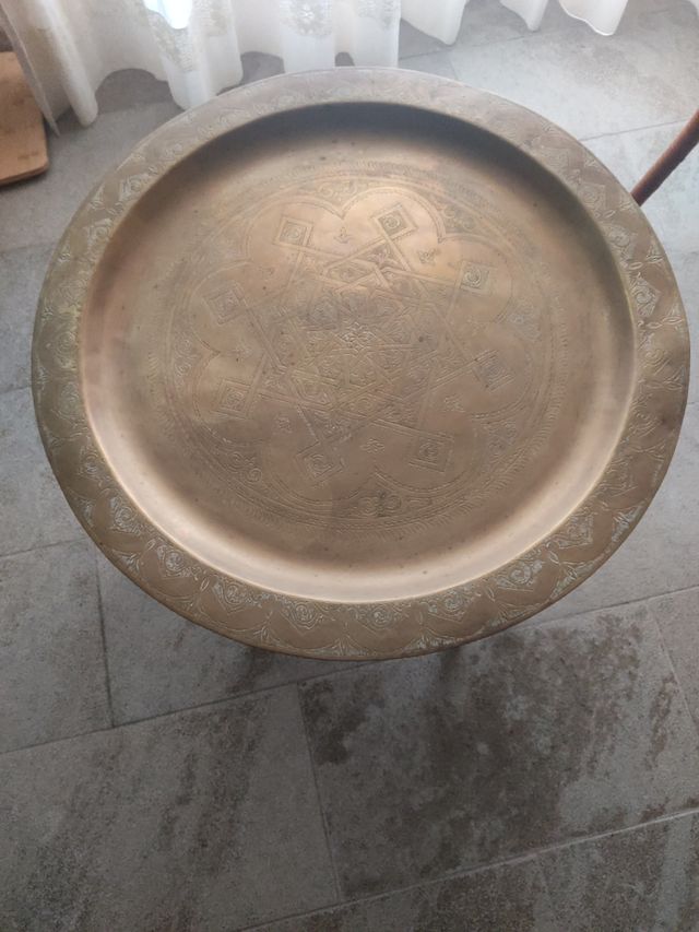 Mesa marroqui  para tomar the, de metal
