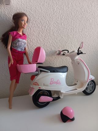 Muñeca Barbie con moto Vespa.