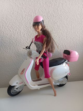 Muñeca Barbie con moto Vespa.